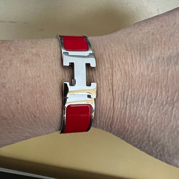 NWOT Red and Silver Large ‘H’ bracelet with clic style close - Picture 2 of 5